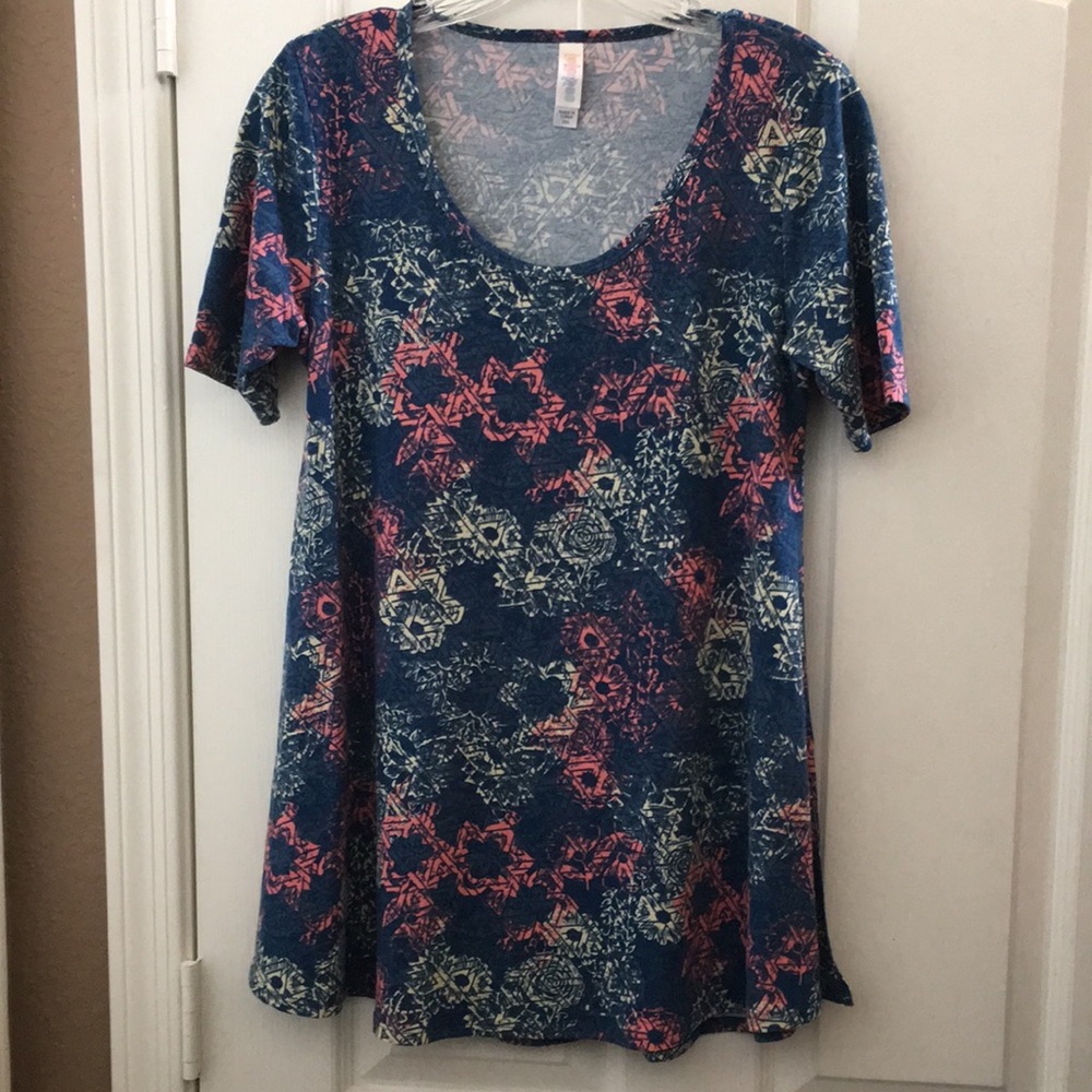 FINAL MARKDOWN Ladies’ LuLaRoe Top (XXS)